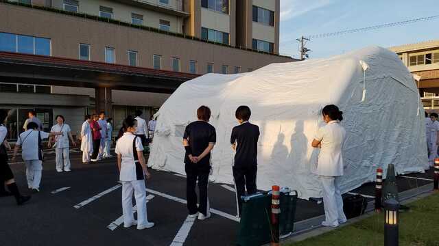 災害用テントの組み立て訓練をおこないました。